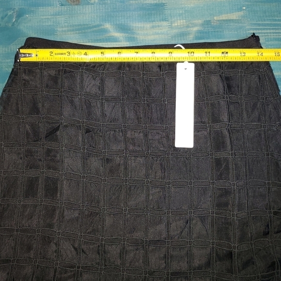 BLACK textured mini skirt NEW medium - Picture 5 of 6